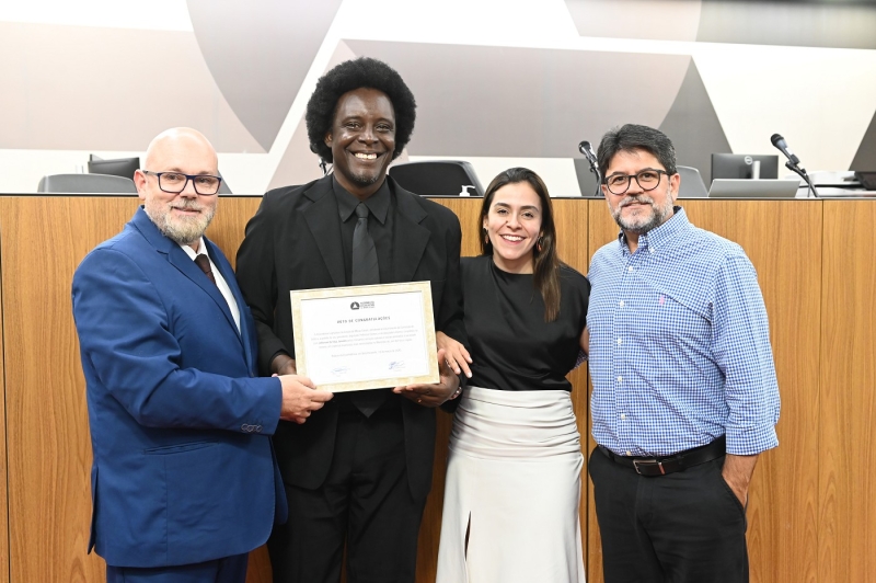 Noticia cultura-e-inclusao-social-negro-bussola-pv-e-homenageado-na-assembleia